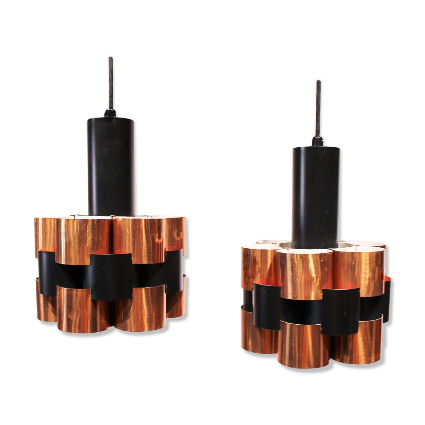 Une paire de lustres en pouces de bois de cordonnier, années 60