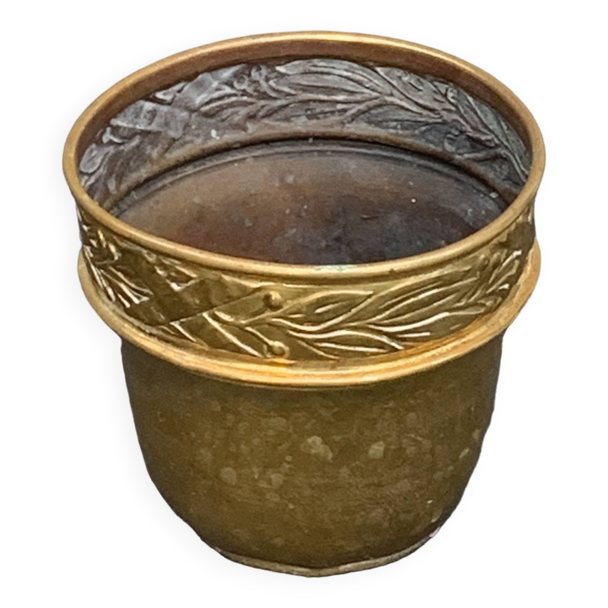 Pot cover in gilded brass, copper, chiseled and hammered pattern, foliage and cherries, old