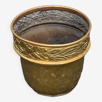 Pot cover in gilded brass, copper, chiseled and hammered pattern, foliage and cherries, old