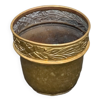 Pot cover in gilded brass, copper, chiseled and hammered pattern, foliage and cherries, old