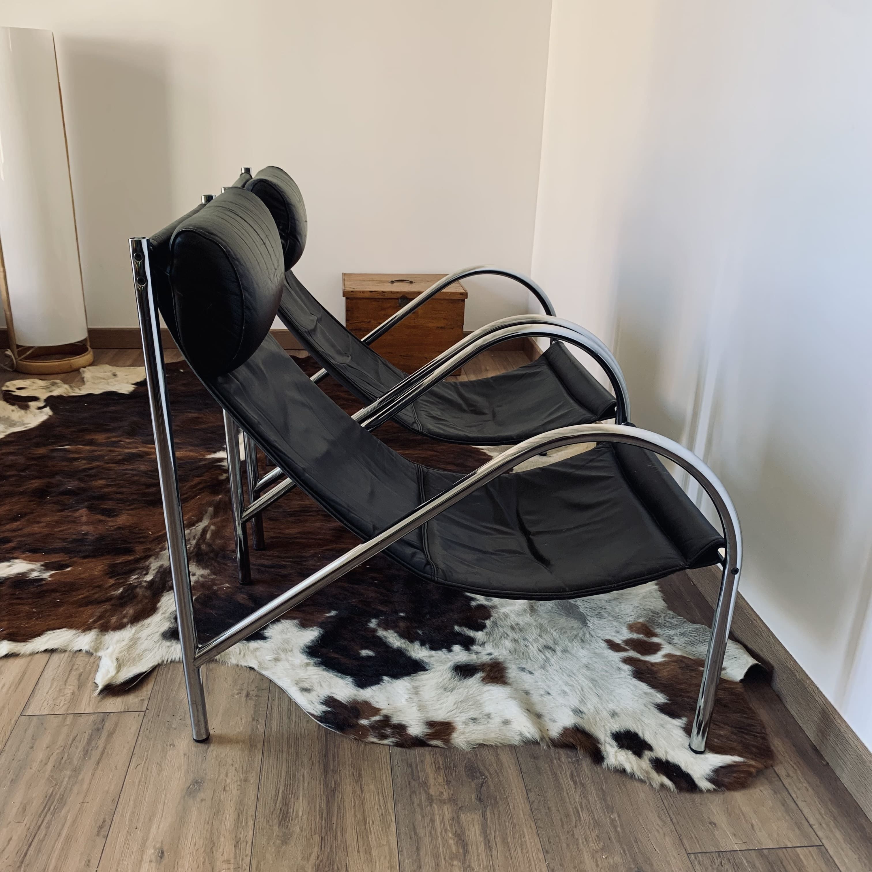 Paire de fauteuils "Omega" en chrome et cuir, Habitat, 1980