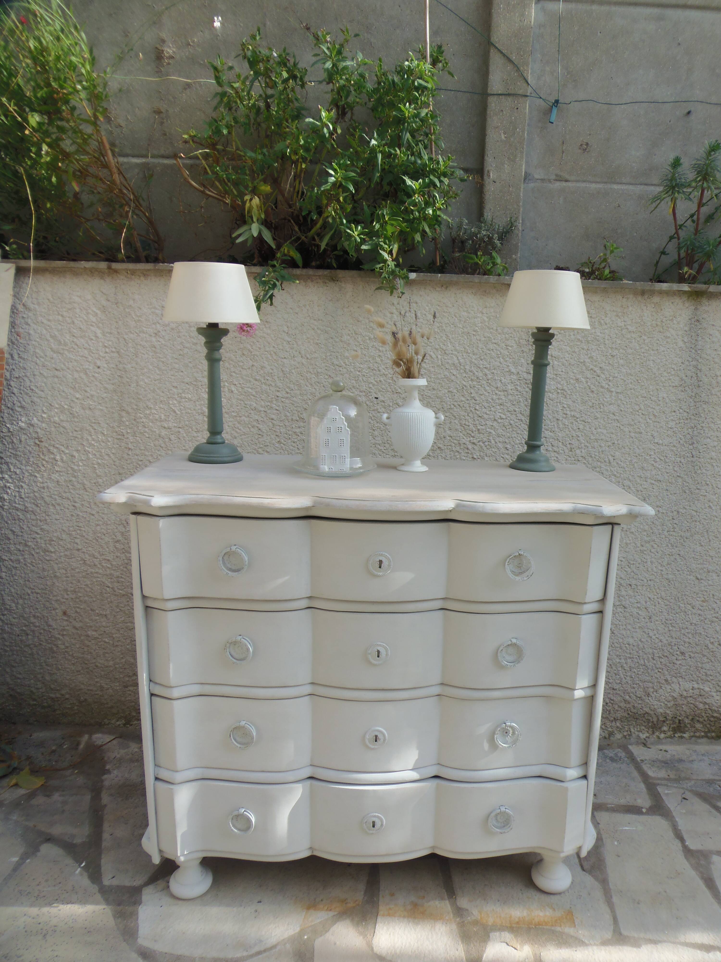 Commode arbalète de belle facture sublimée en gris perle, plateau blanchi.