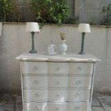 Commode arbalète de belle facture sublimée en gris perle, plateau blanchi.