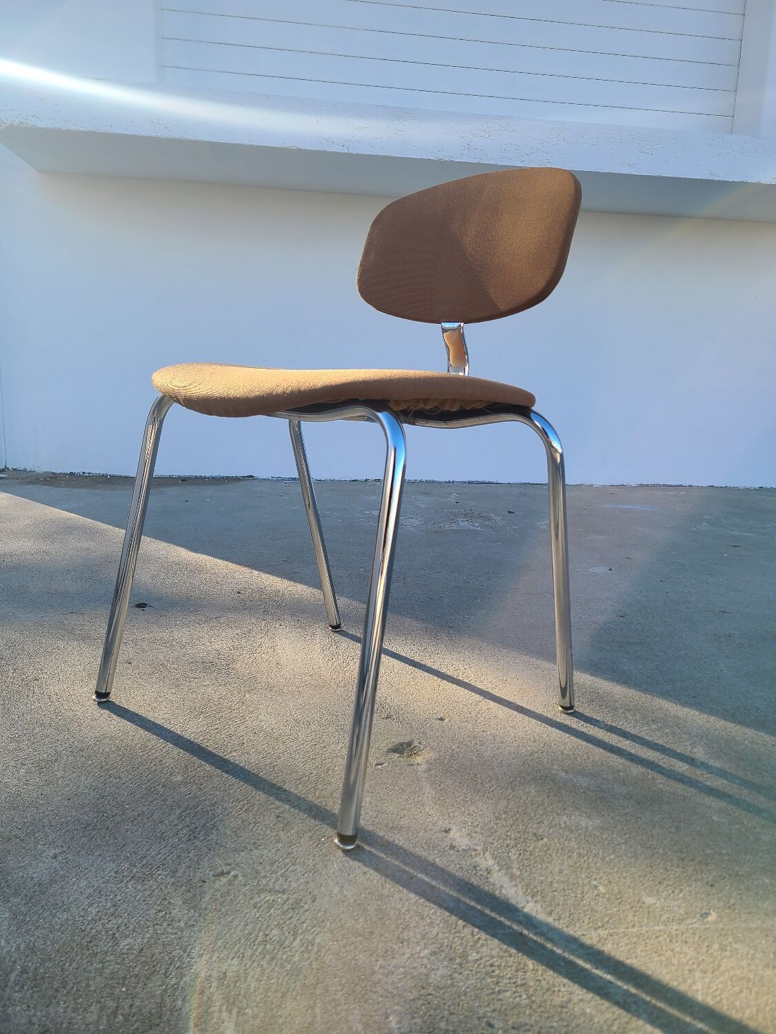 Chaise vintage stafor vers 1980