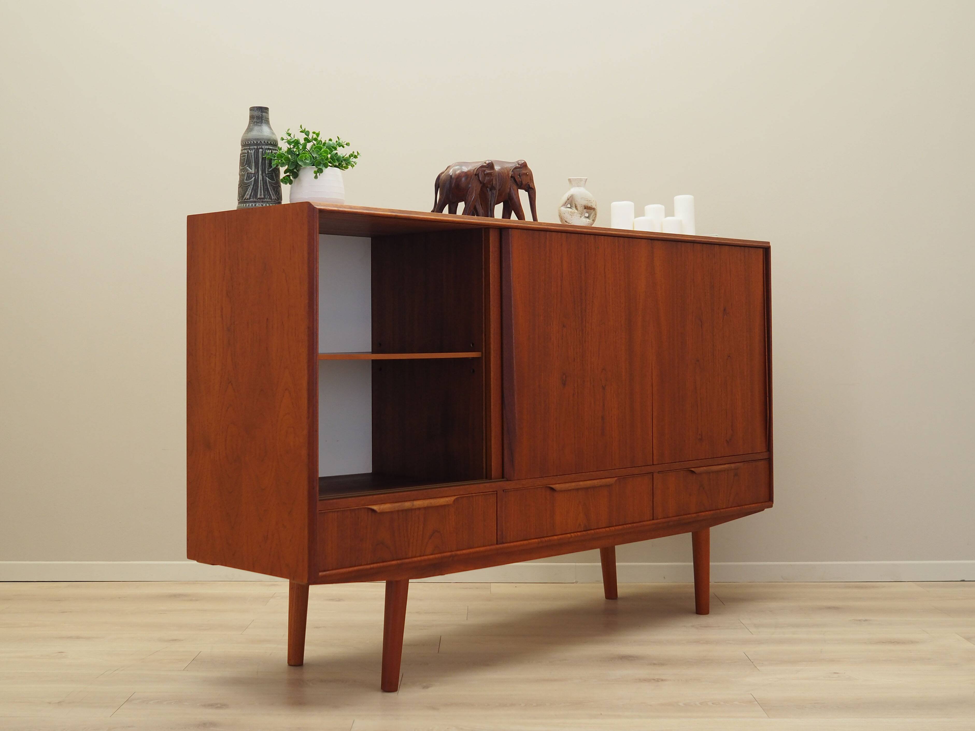 Enfilade en teck, design danois, années 1970, production : Danemark