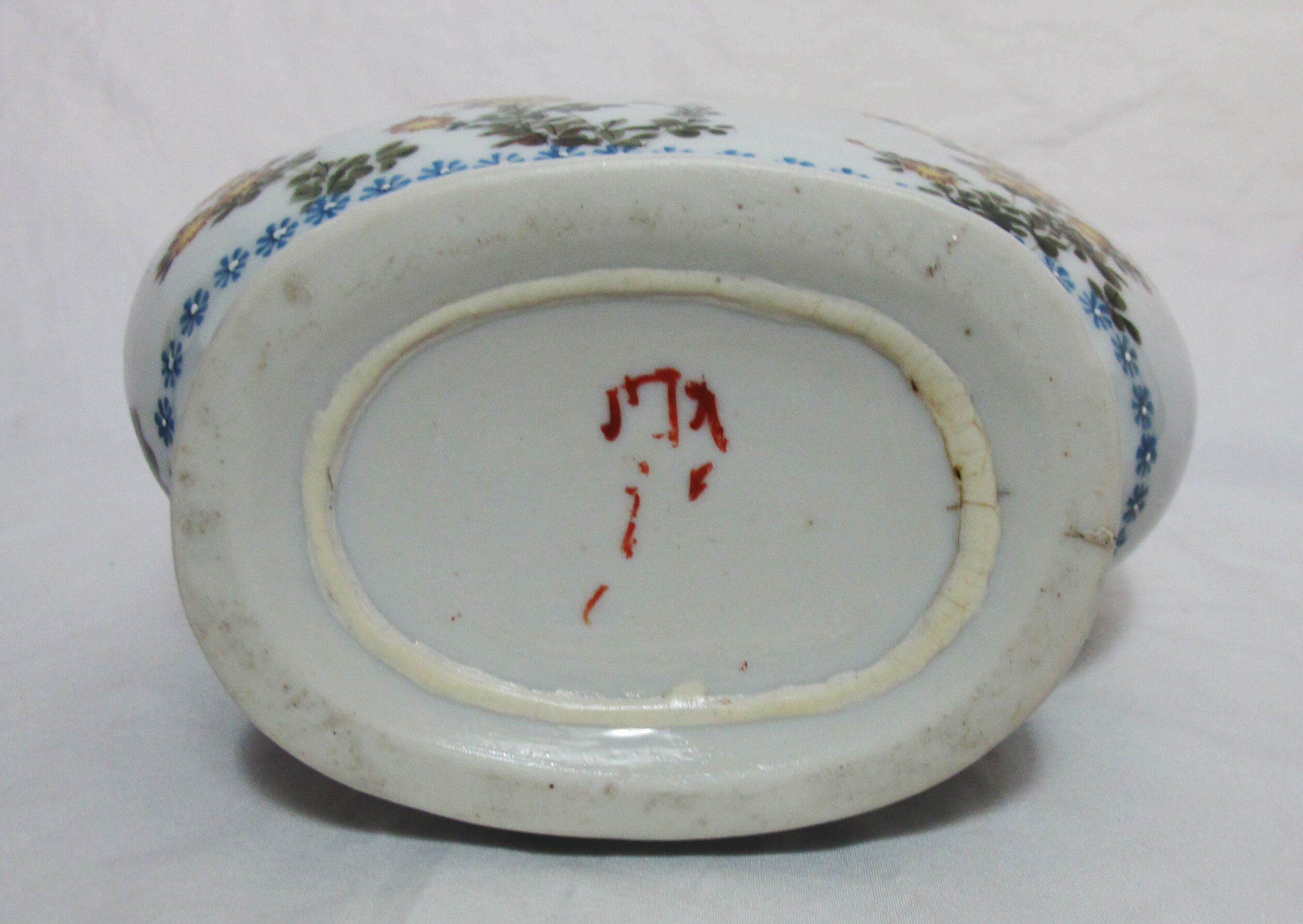 Gourd vase in Chinese or Japanese porcelain
