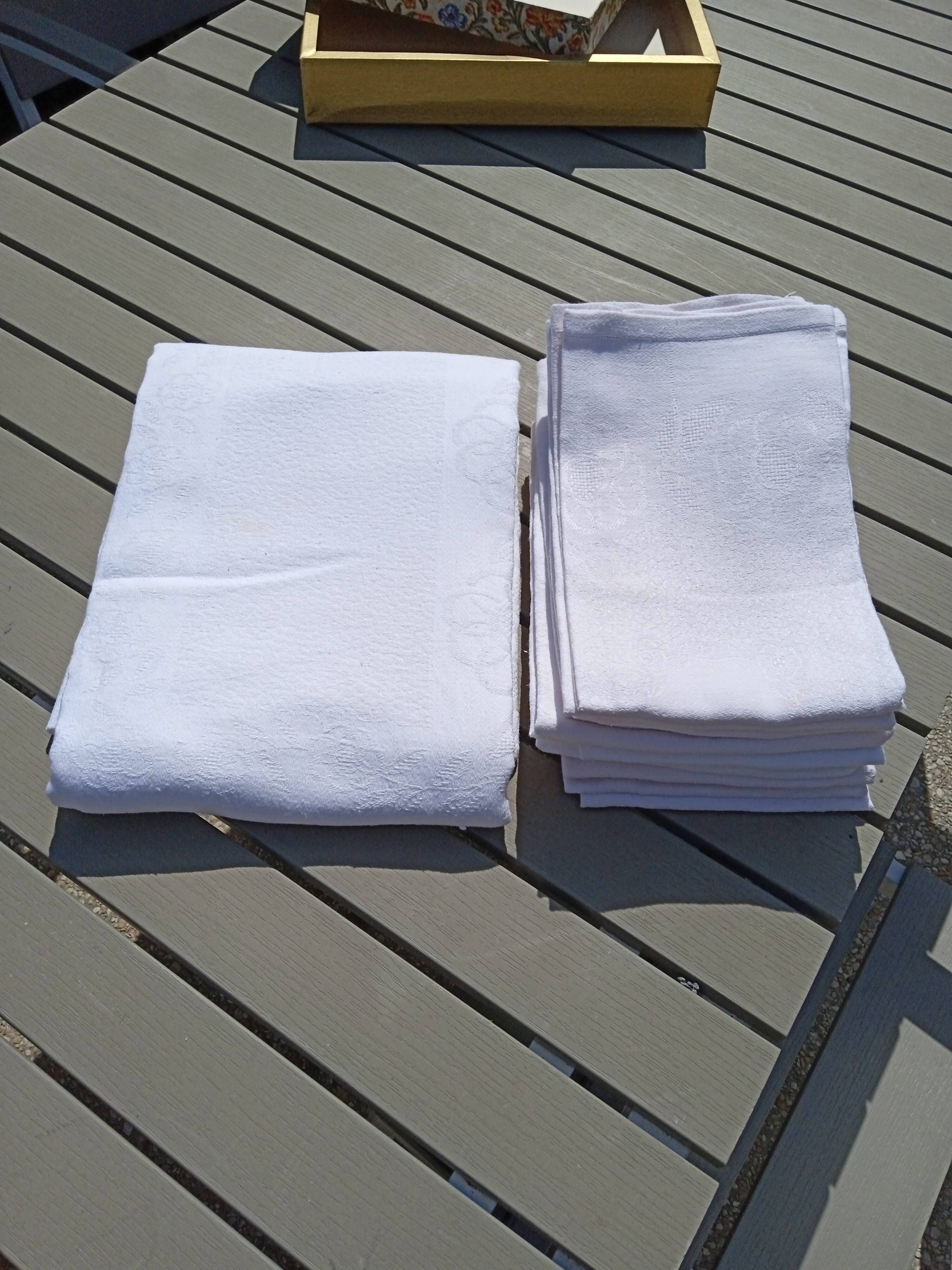Tablecloth and its 11 damassed towels
