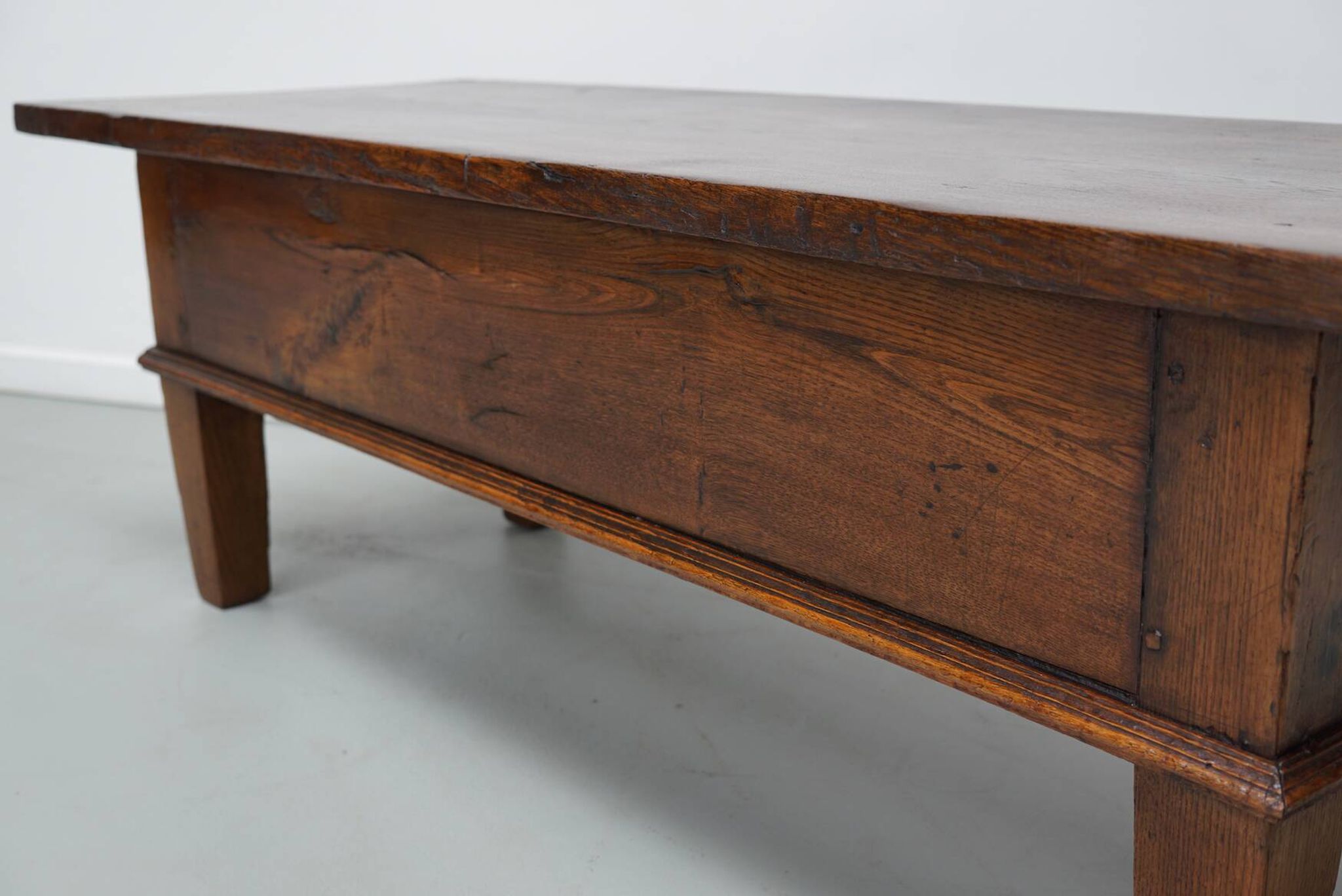 Table basse rustique en châtaignier de style campagnard espagnol du XIXe siècle