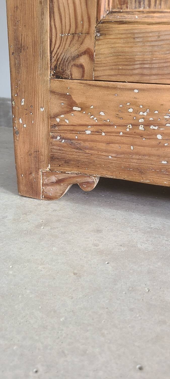 Wooden mesh linen cupboard