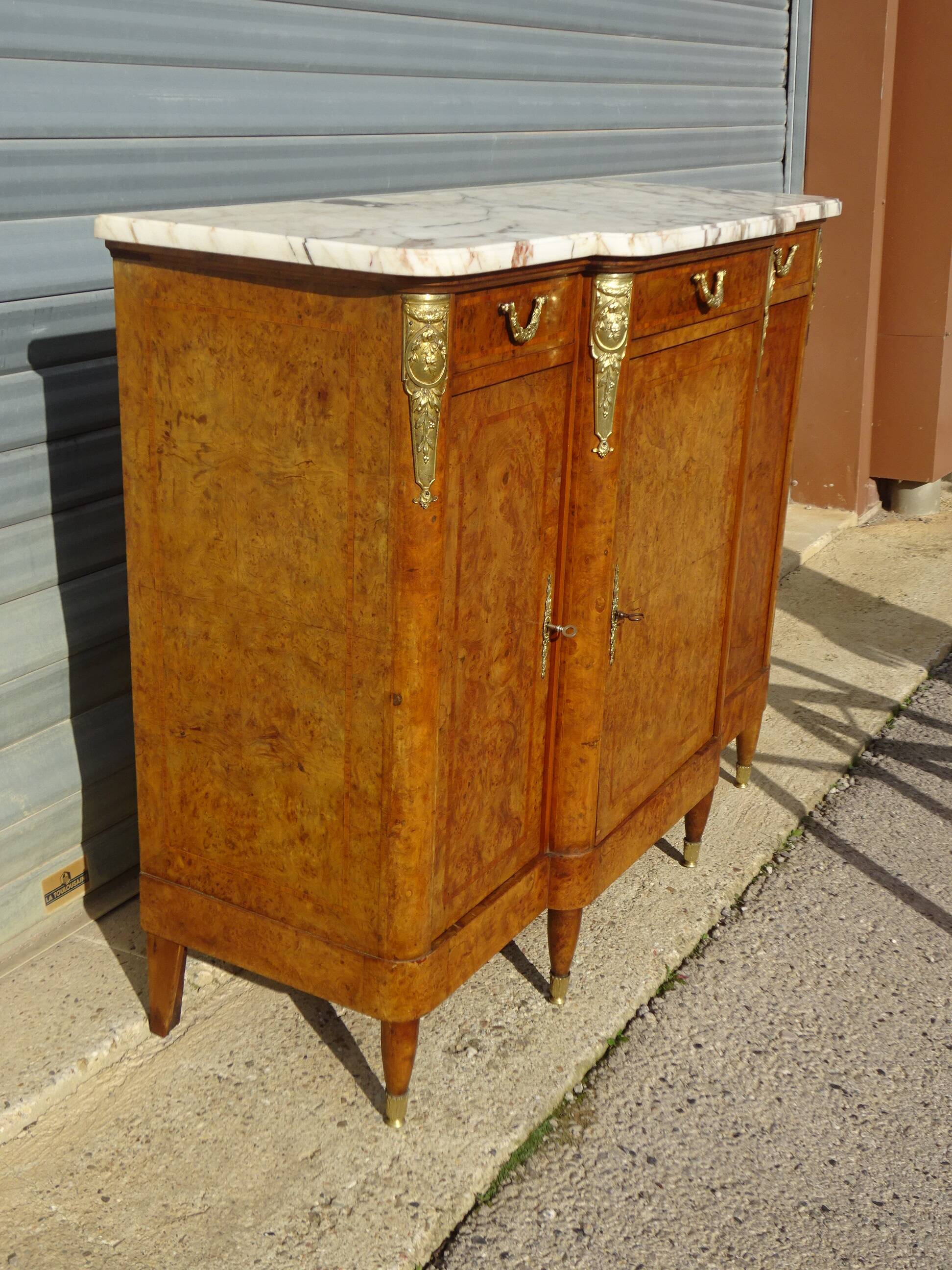 Très ancien buffet Louis XVI avec marbre, miroir et bronze