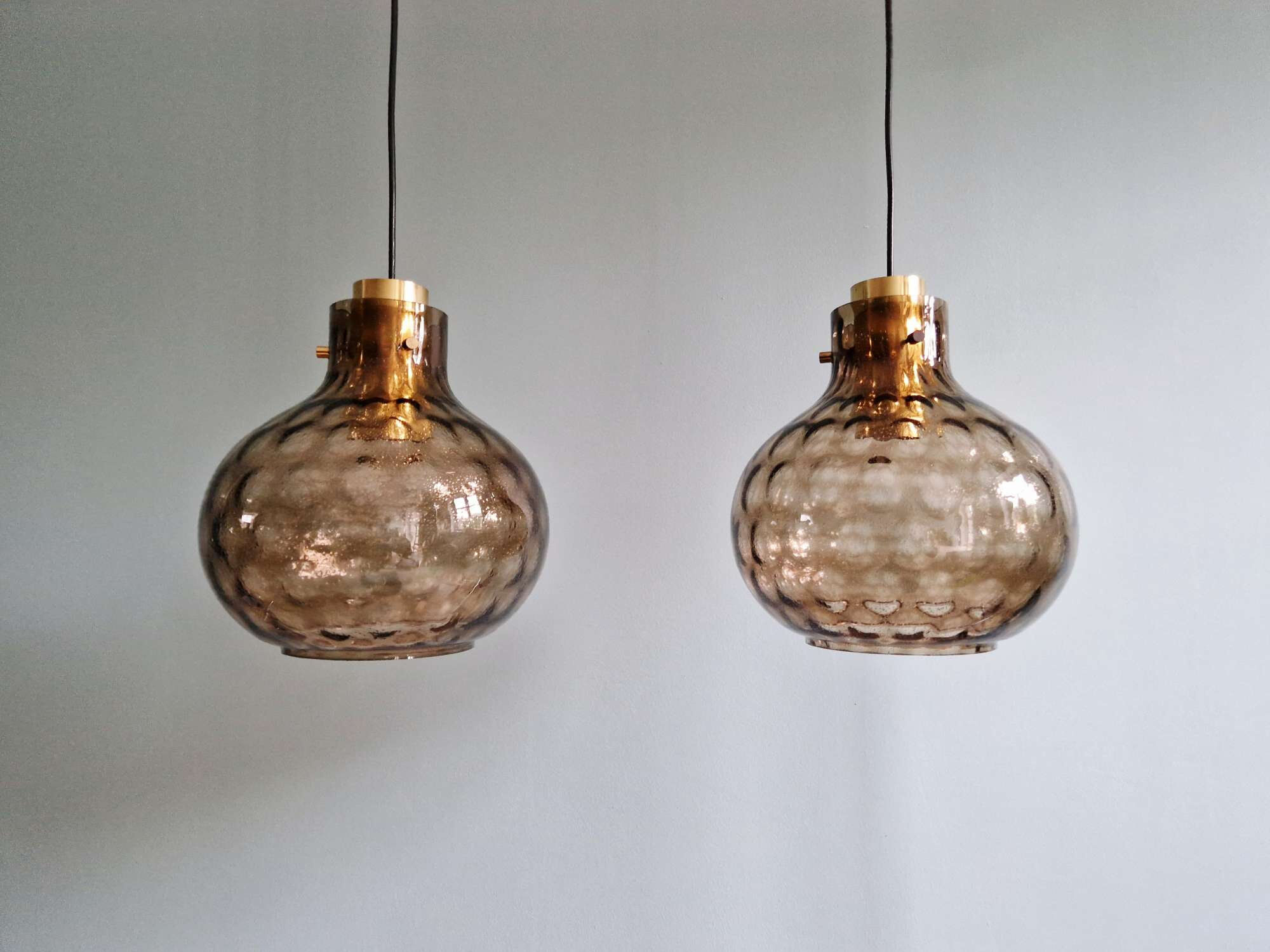 Suspension en verre fumé alvéolé (2 disponibles), Glasshütte Limburg, 1970