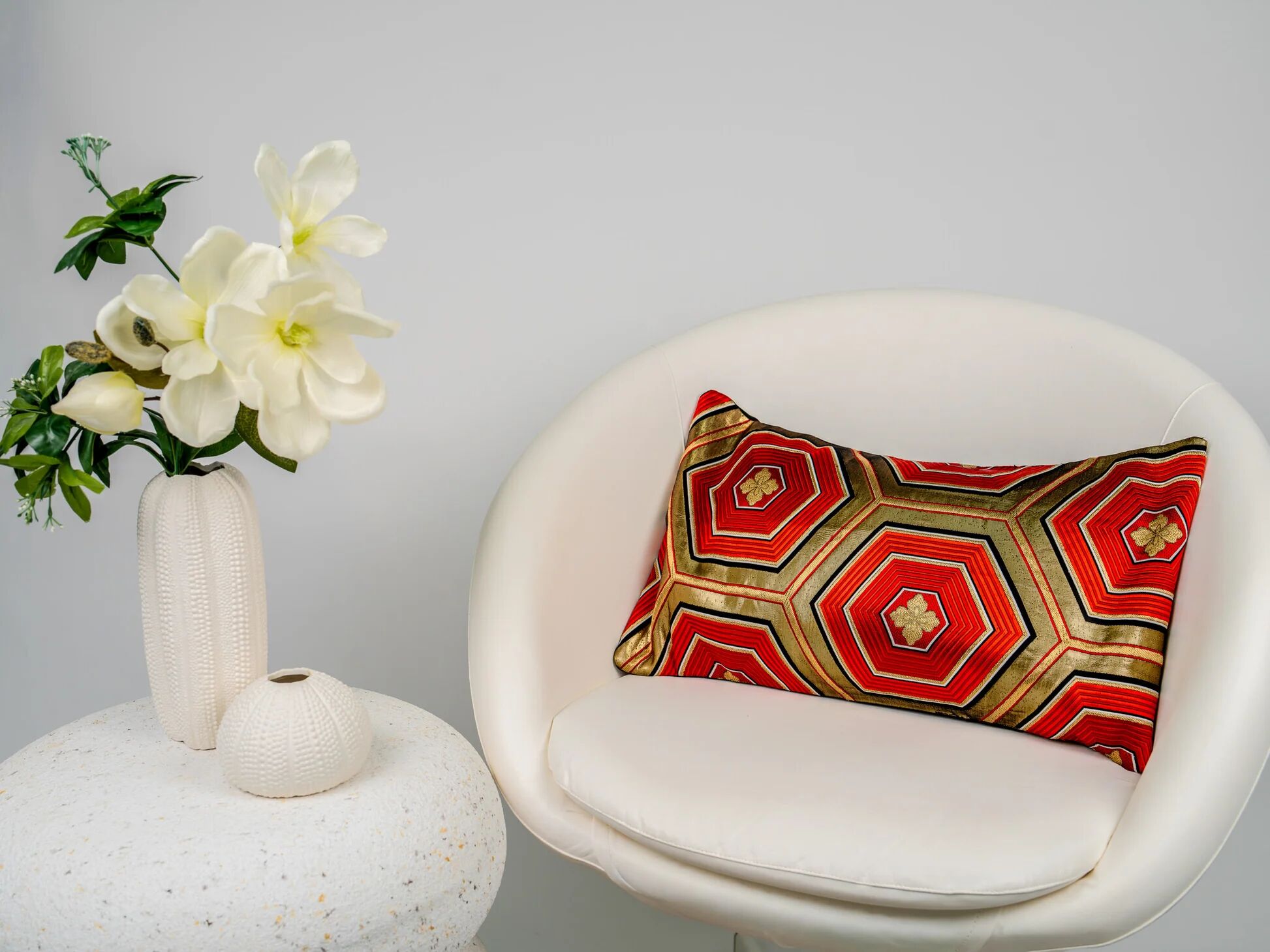 Coussin lombaire hexagonal vermillon Kikkō Vanguard — noir, rouge et or