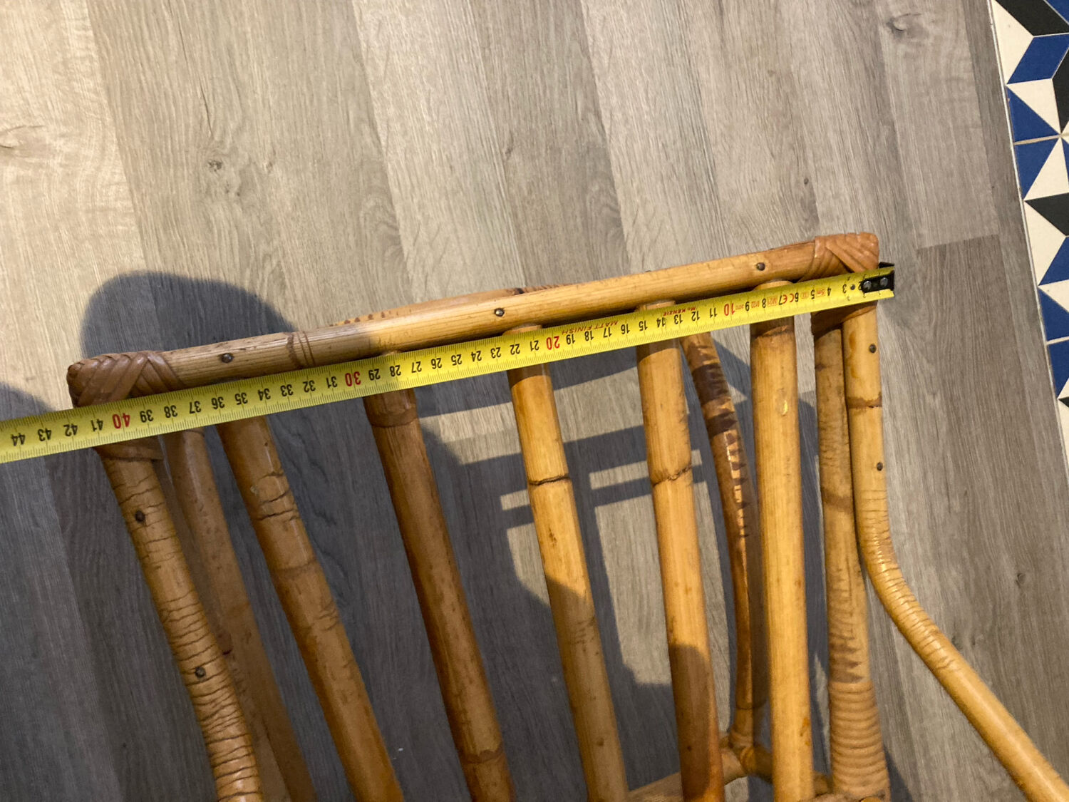 Chaise basse en rotin dans le goût d'Audoux-Minet