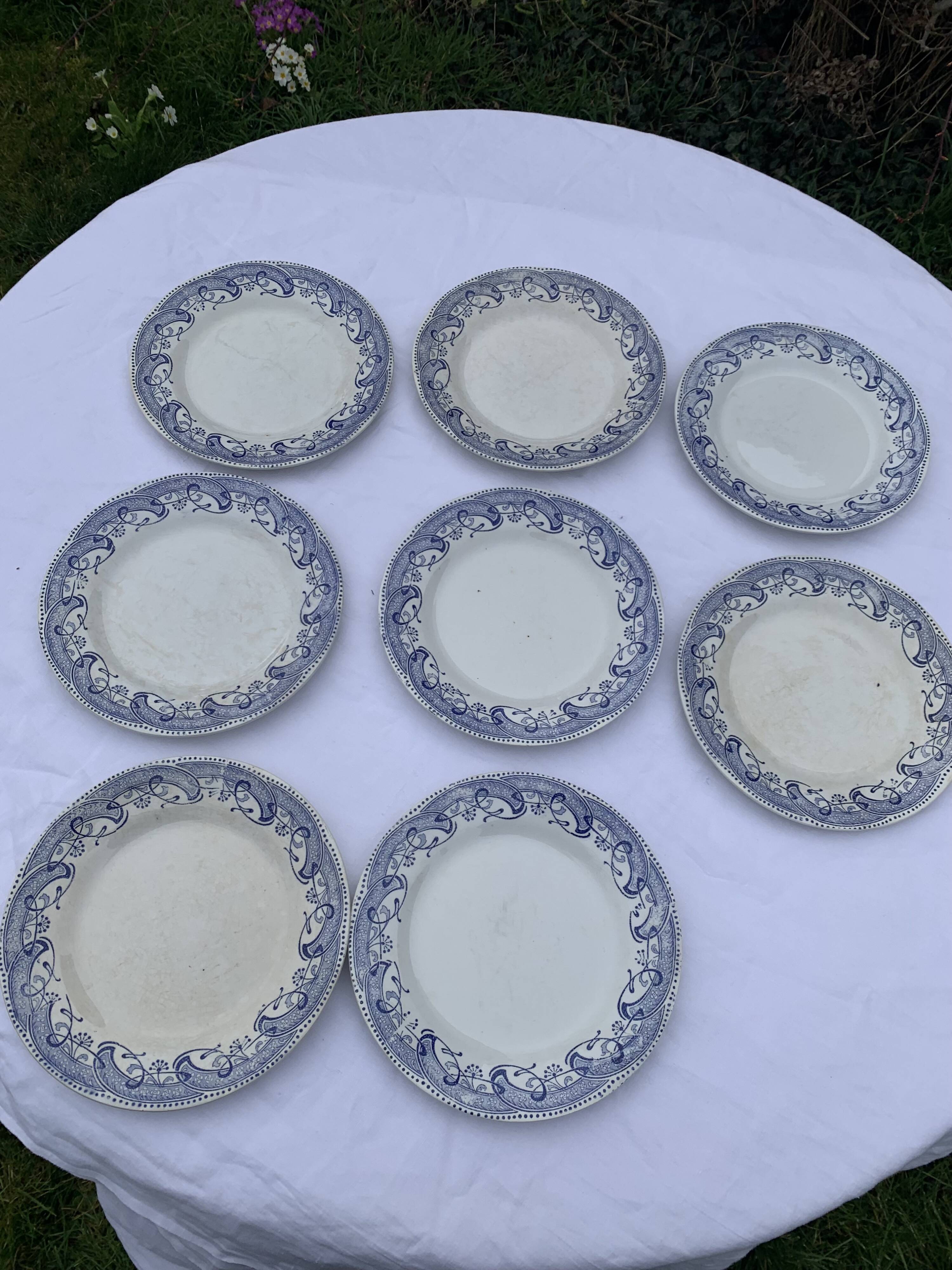 8 petites assiettes en faience terre de fer creil et montereau modele moscou, decor bleu anciennes