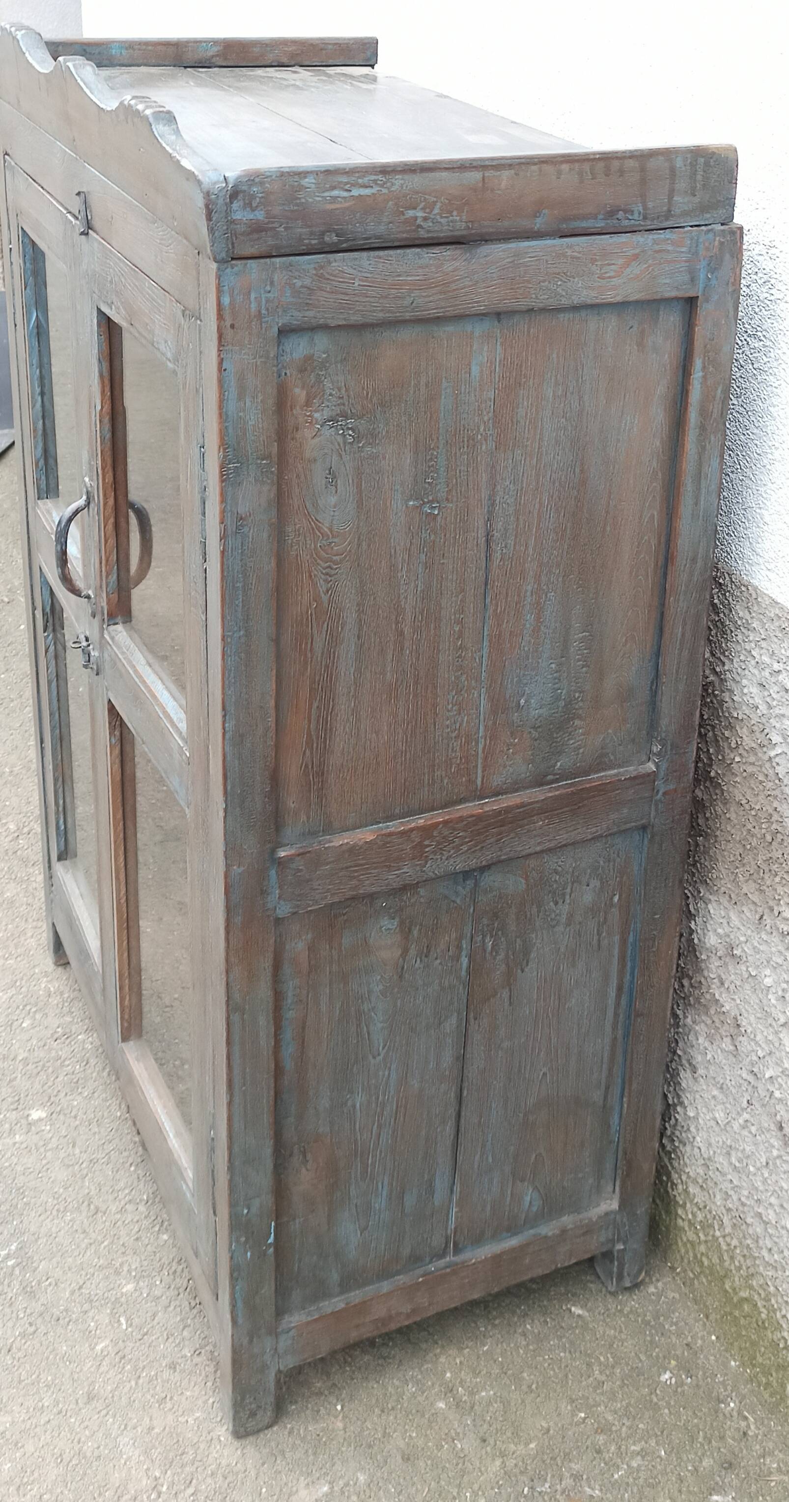 Petite armoire vitrée en bois