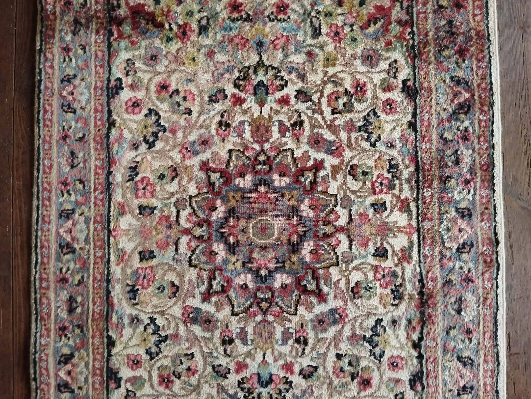 Handmade Pakistani wool and silk rug 122x77cm
