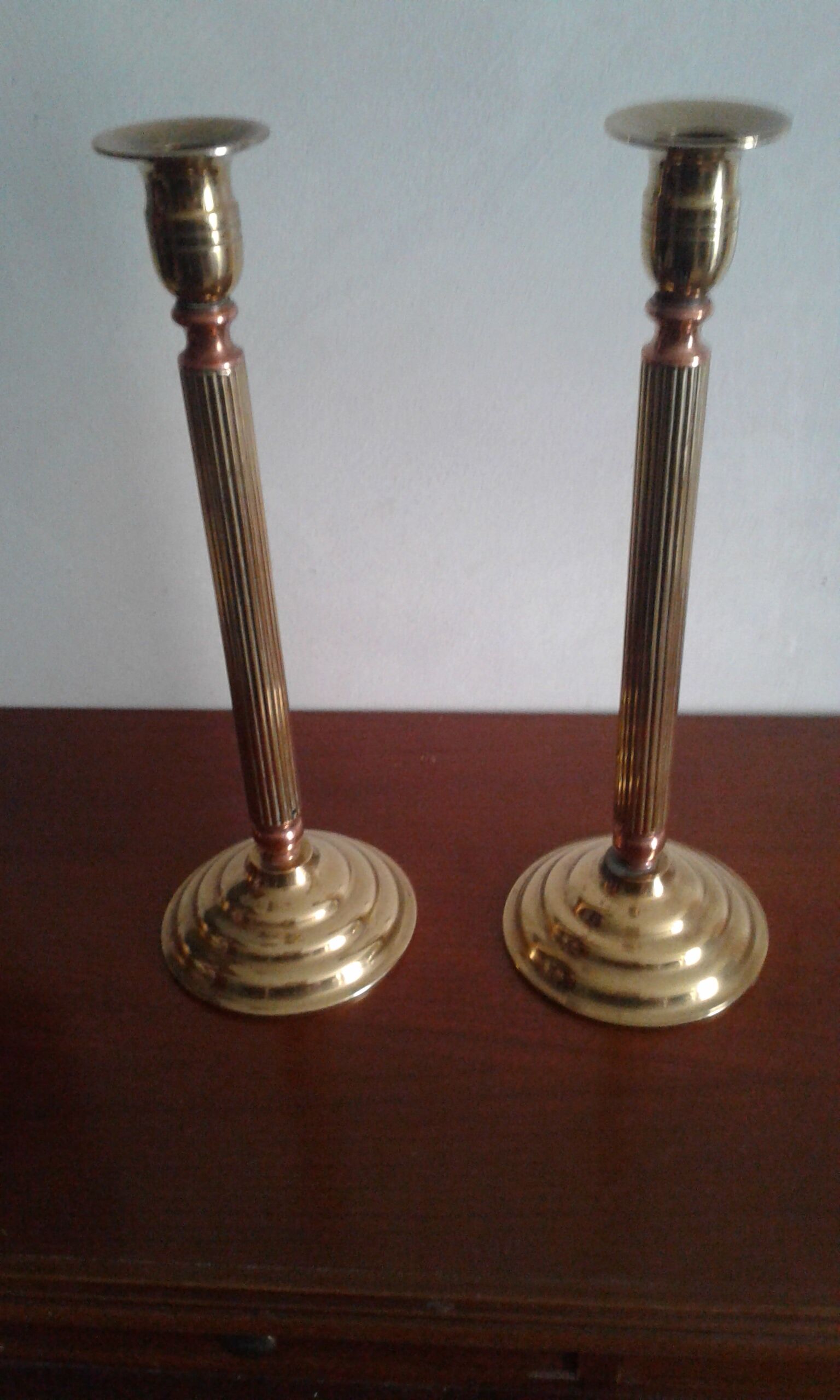 Pair of b-shaped brass legs in the shape of a column