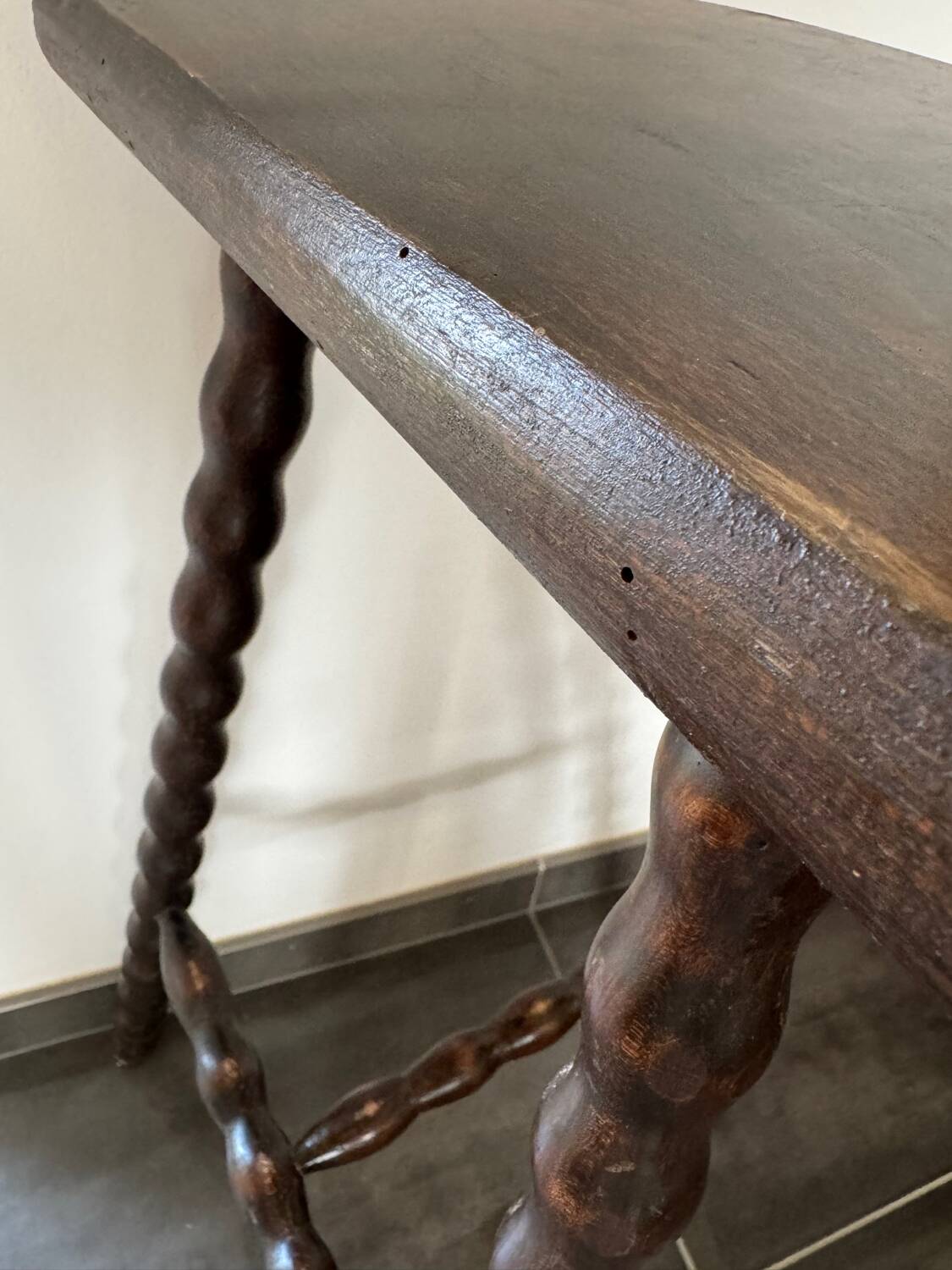 High tripod saddle stool