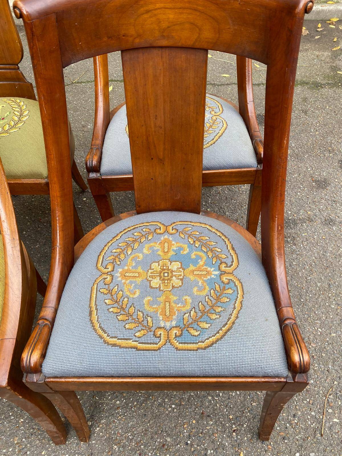 8 gondola chairs in solid wood and green and blue fabric