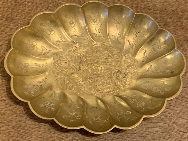 Empty small flat pocket in chiseled brass vintage floral pattern