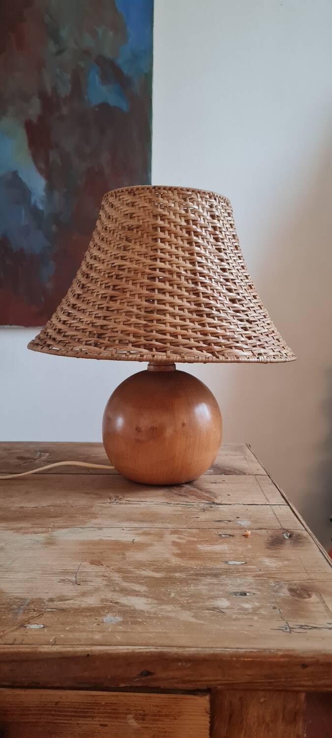 Ball lamp in walnut wood and wicker