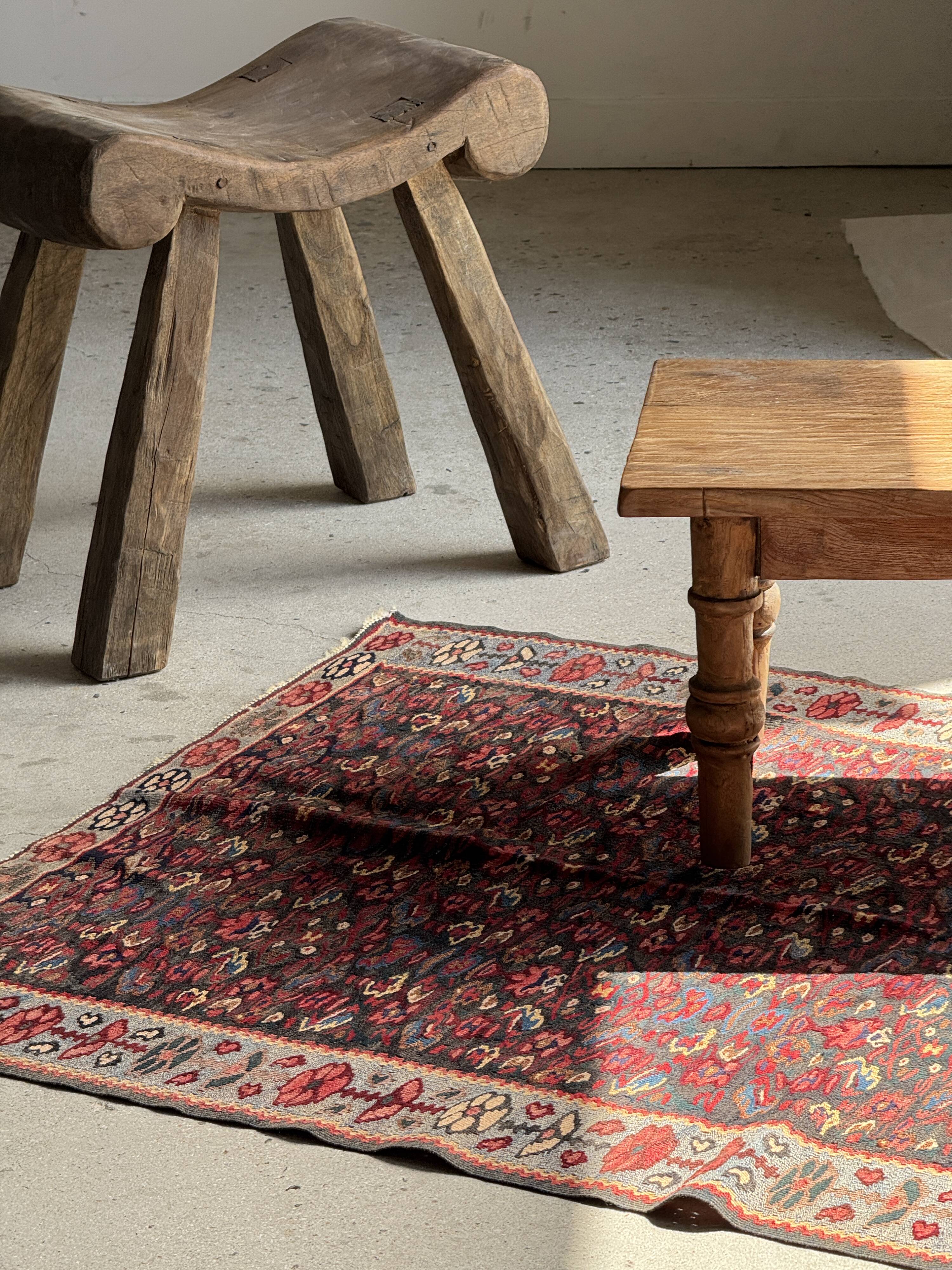 Iranian rug with stylised floral patterns in pink and blue, 155x105.