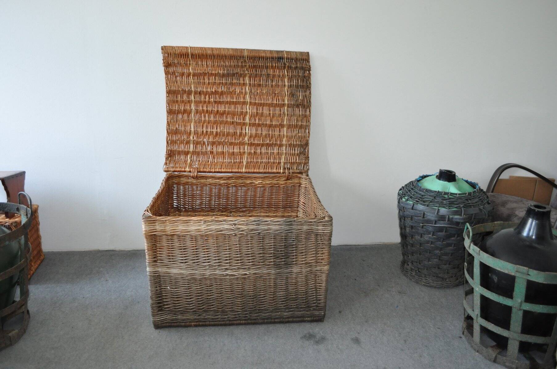 Large brown wicker basket with lid — vintage 1940s style, Czech Republic