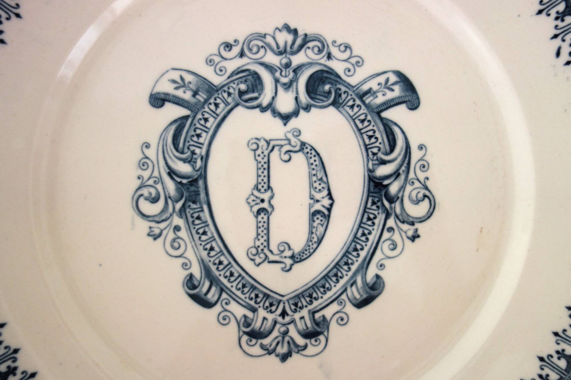 2 plates on foot Terre de fer Vermont & Blanchet circa 1900