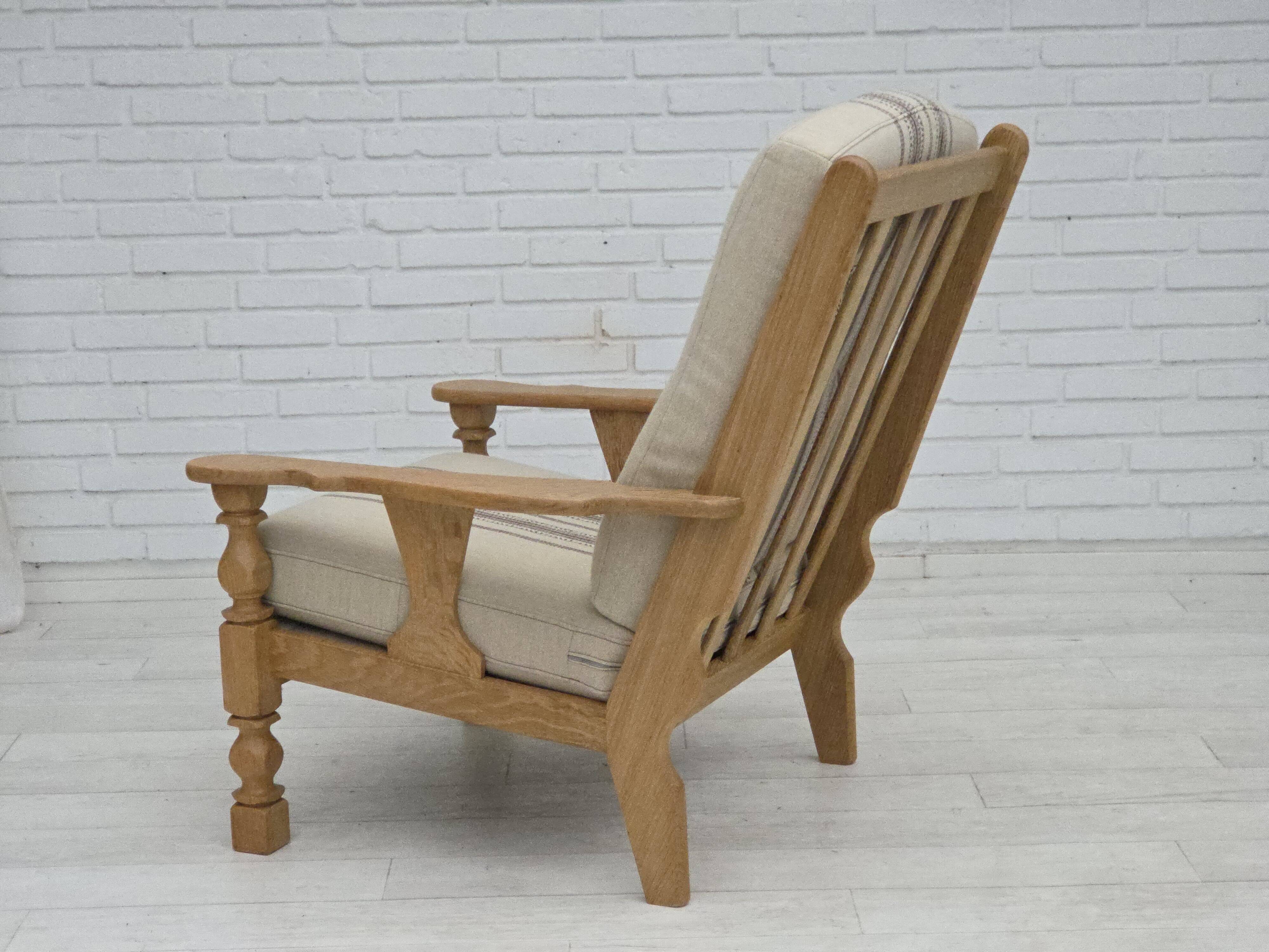 Années 1970, fauteuil danois, laine d'ameublement, bois de chêne massif.