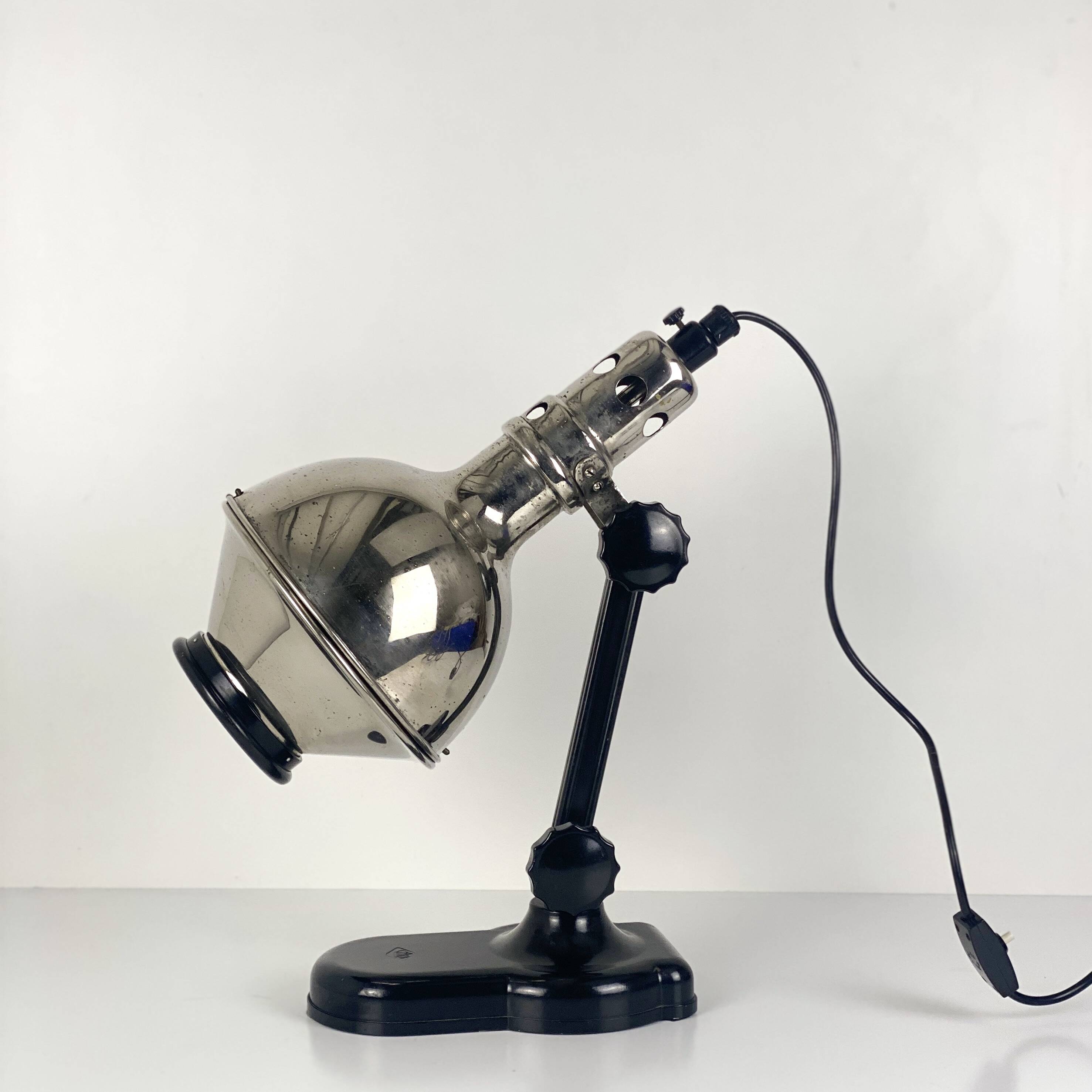 Directional articulated lamp in nickel-plated chrome and black bakelite, with cast iron counterweight.