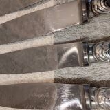 12 couteaux de table en métal argenté orfèvre Christofle Marly