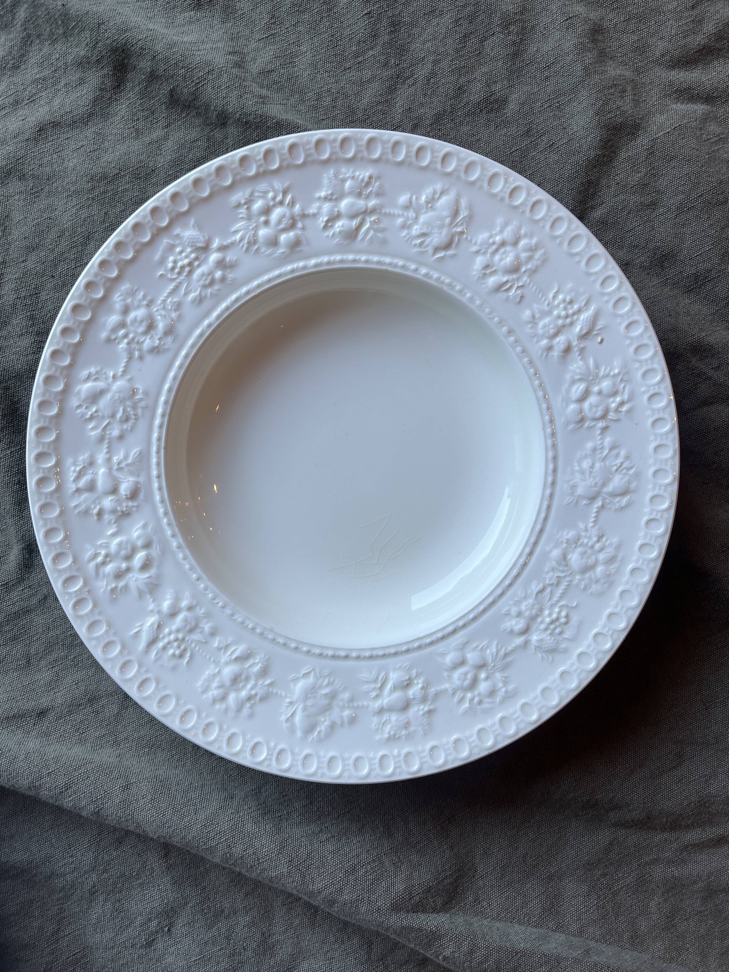 Set of 6 small Wedgwood Wellesley Festivity plates.