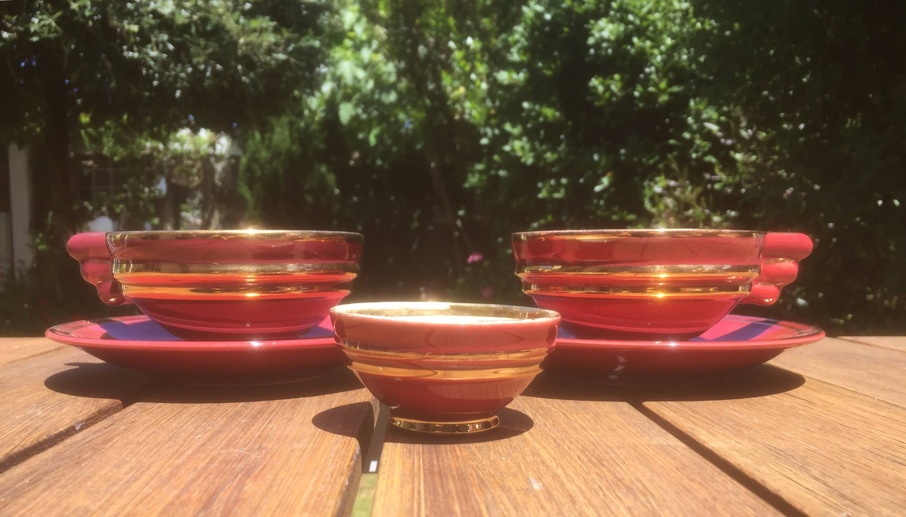 2 lunches - tea cups + sugar bowl - burgundy earthenware with gold trim - vintage 50/60