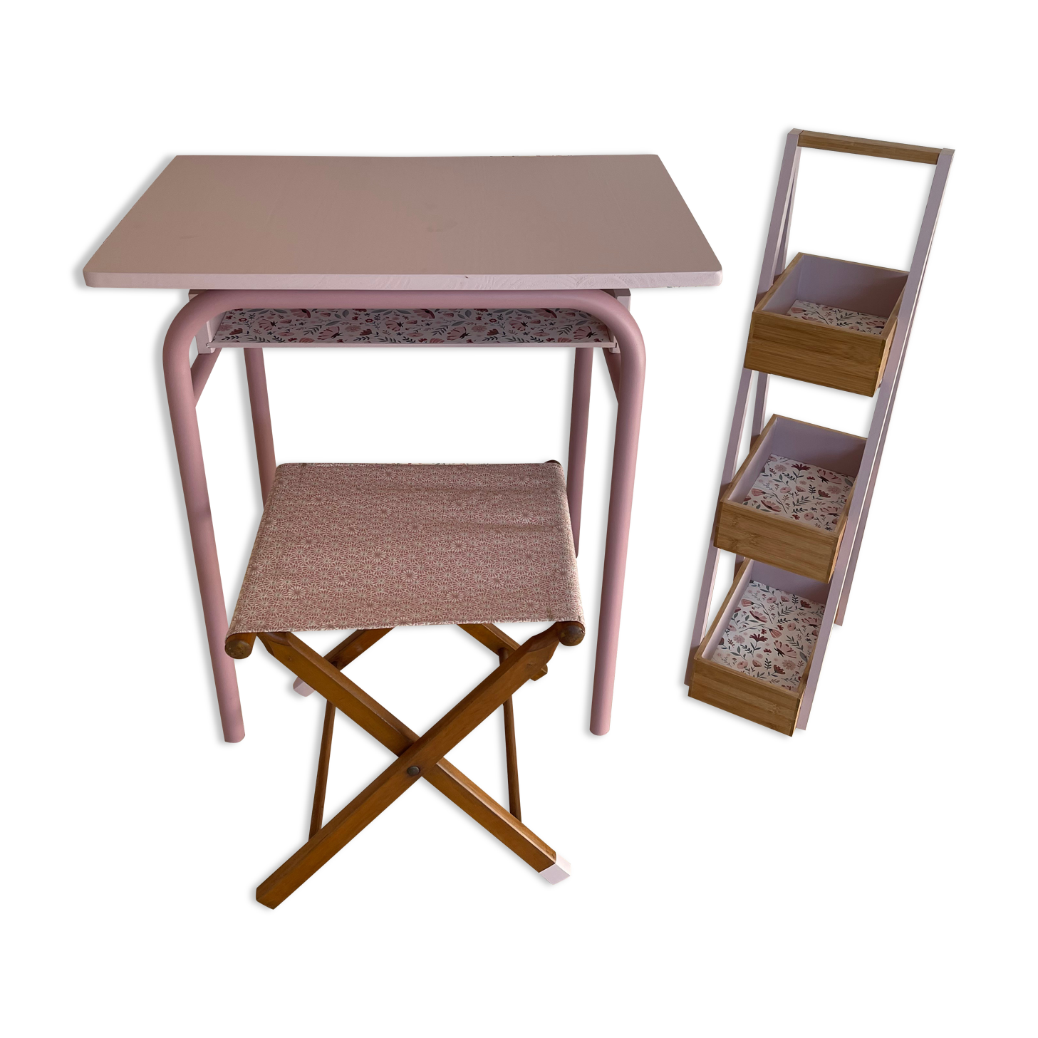 School desk assembly and its seat
