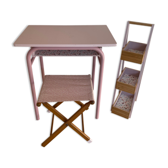 School desk assembly and its seat