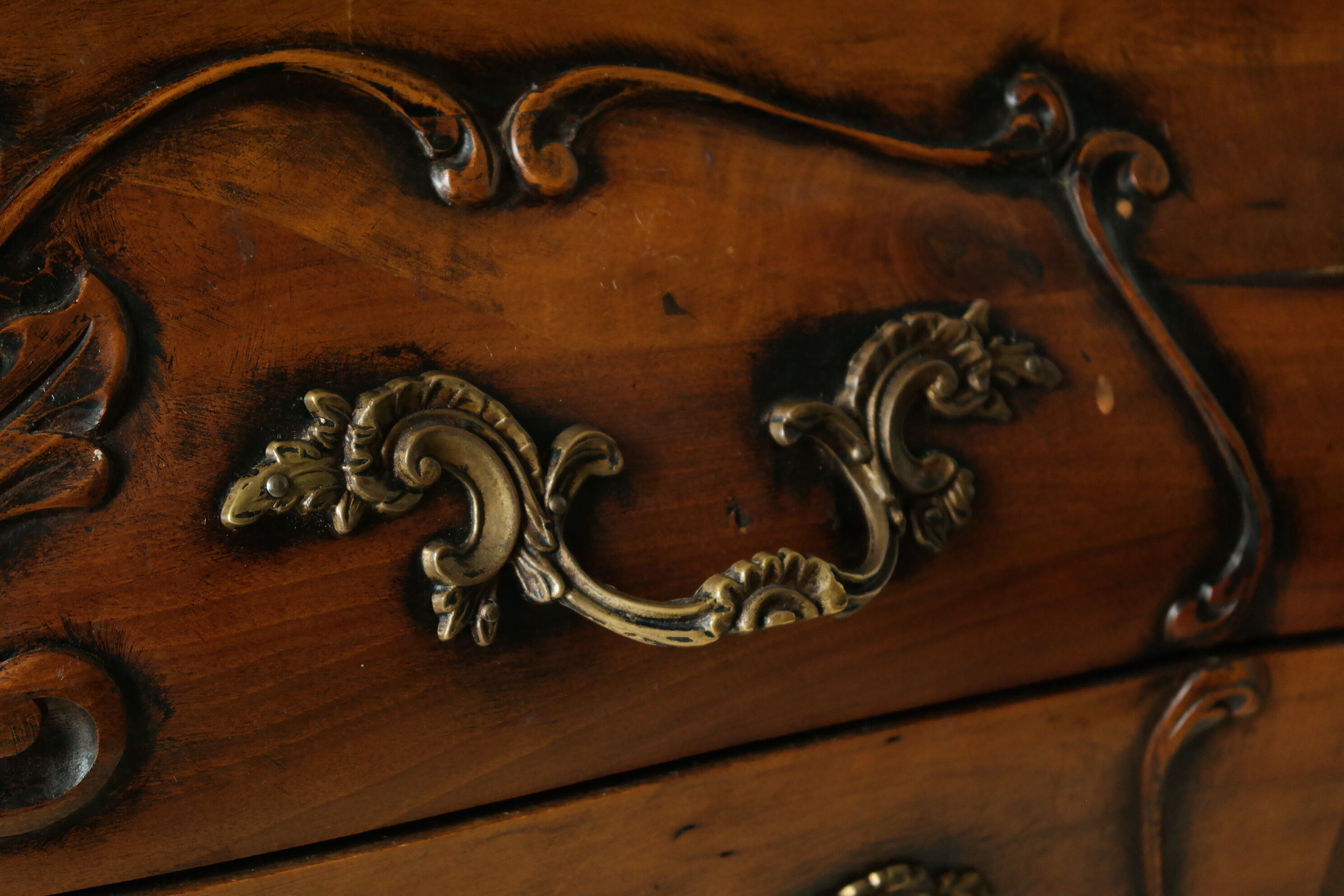 Louis XV style walnut tomb chest of drawers, 20th century