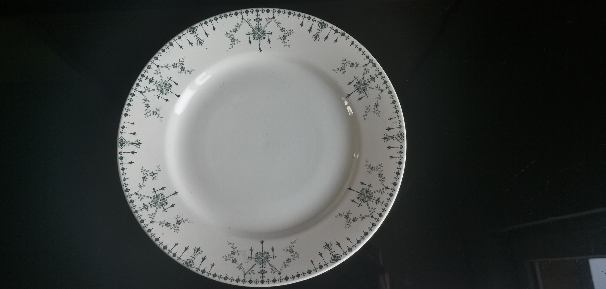 Compotier/plate on foot signed Lunéville KG "Victoria"
