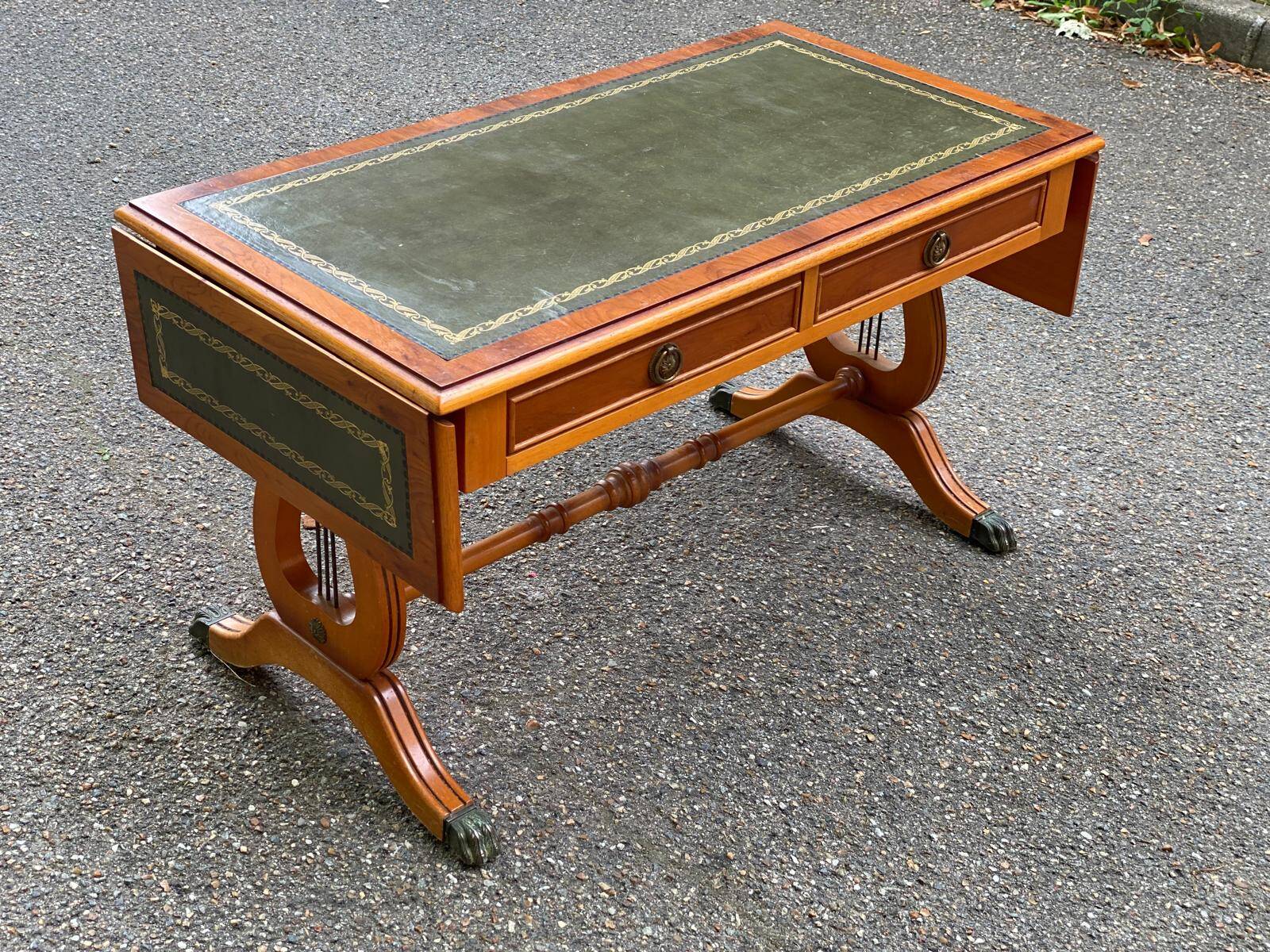 Victorian extendable coffee table in solid mahogany wood and green leather