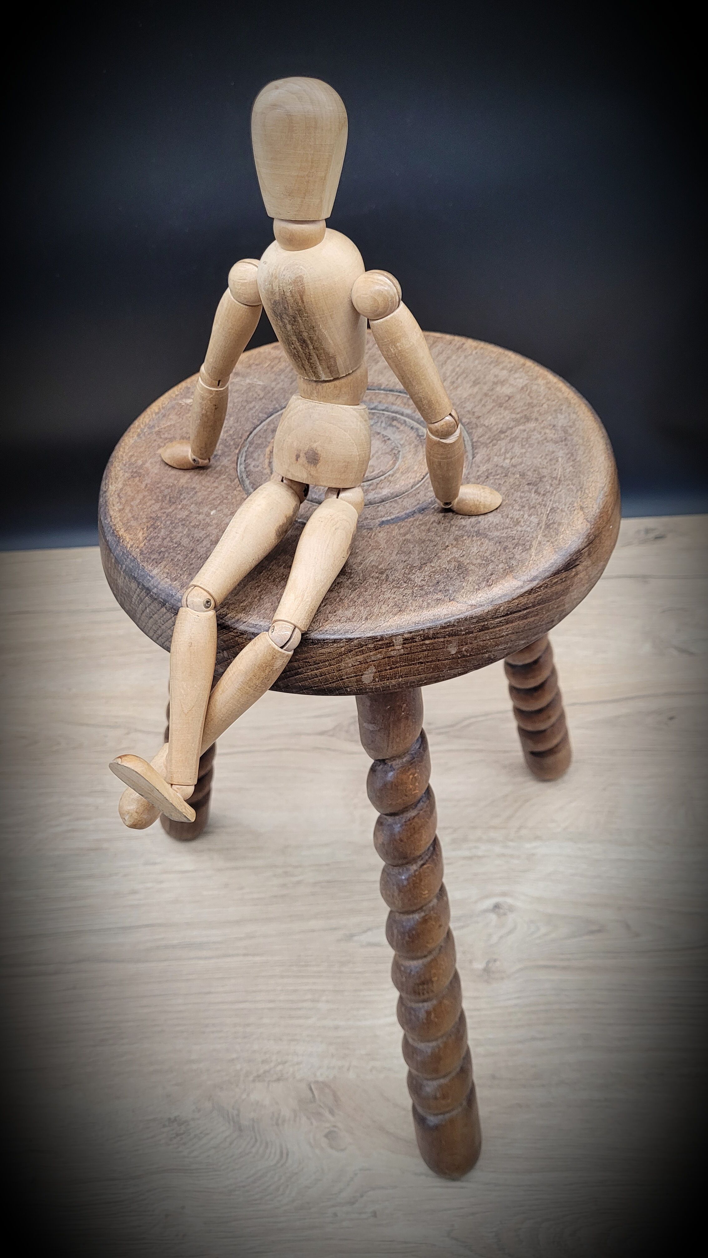 Tripod stool with turned feet