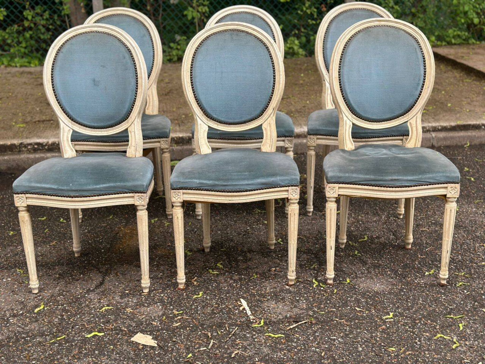 6 Louis XVI medallion chairs in beige wood and blue fabric from the 18th century.
