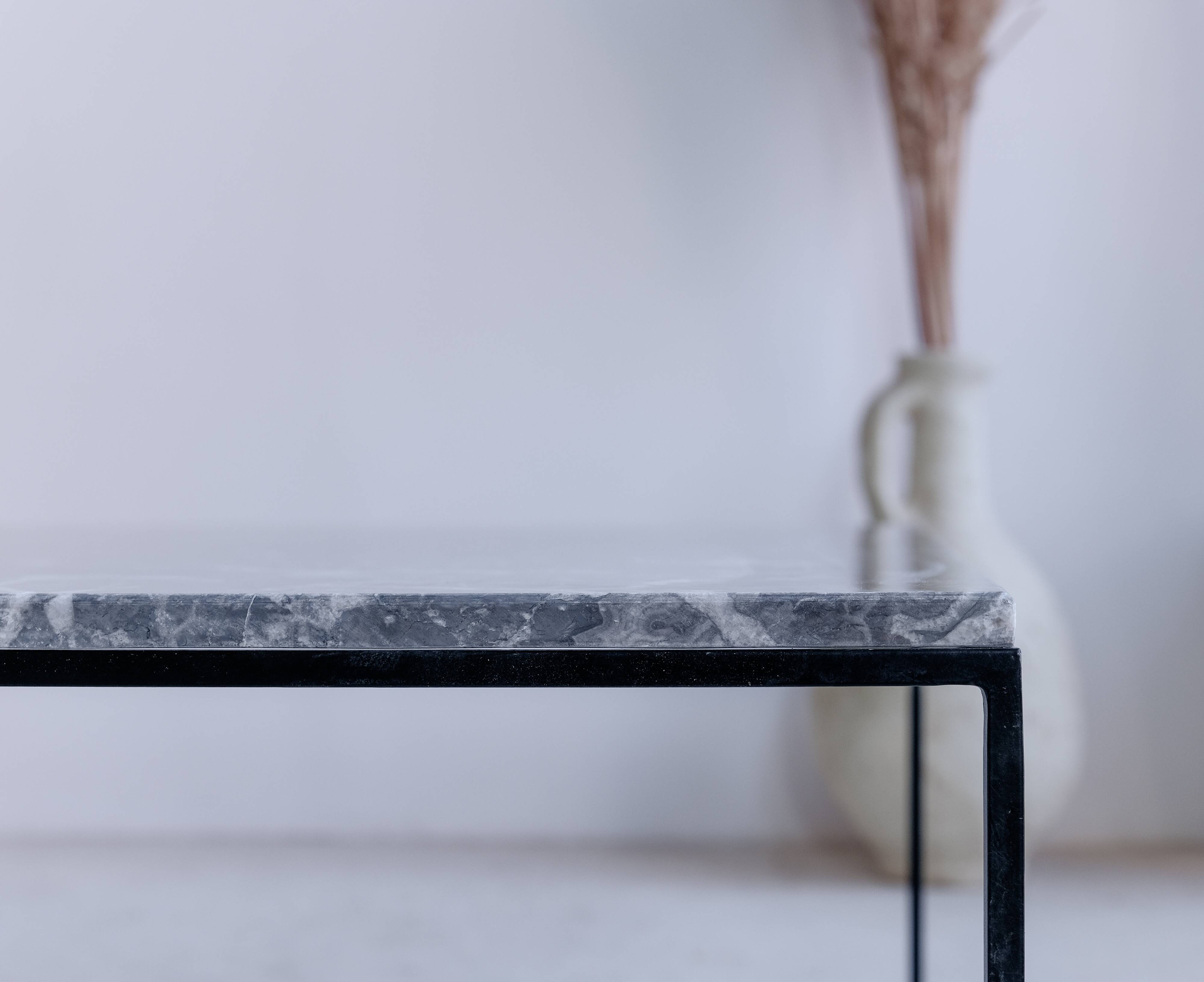 Table basse carrée en marbre gris emperdor l90xp90xh40, piètement noir.