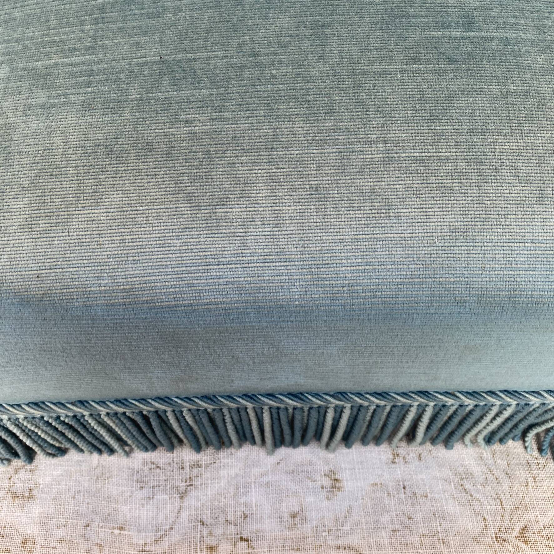 Fauteuil crapaud bas ancien en velours bleu