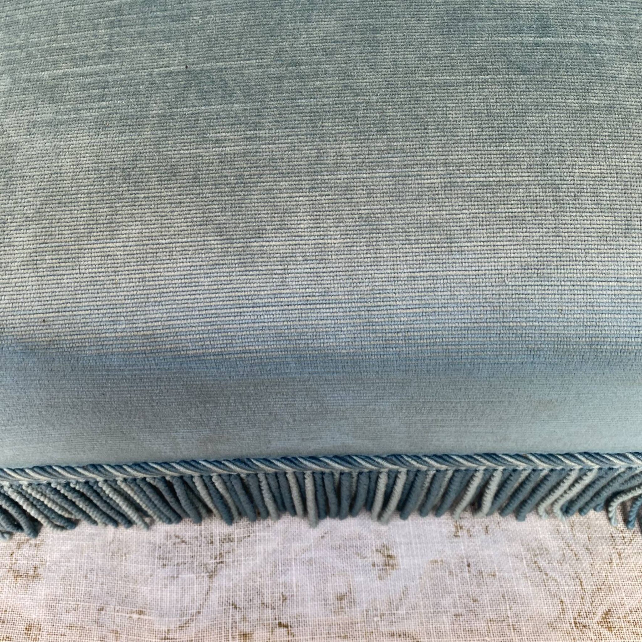 Fauteuil crapaud bas ancien en velours bleu