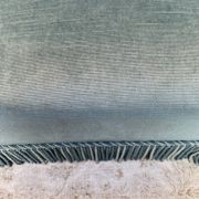 Fauteuil crapaud bas ancien en velours bleu