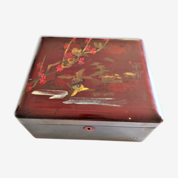 Boîte ancienne à bijoux laquée aux oiseaux avec fond couleur bordeaux 1920/1930