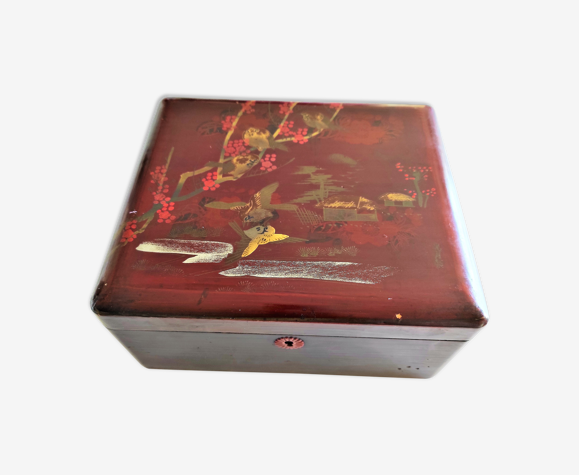 Old jewelry box lacquered with birds with bordeaux color background 1920/1930