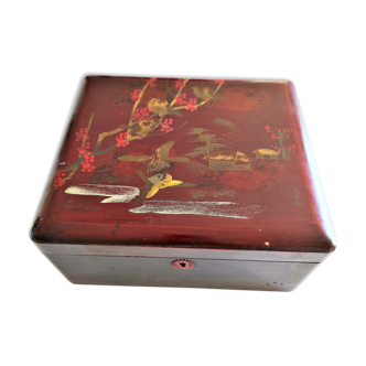 Old jewelry box lacquered with birds with bordeaux color background 1920/1930