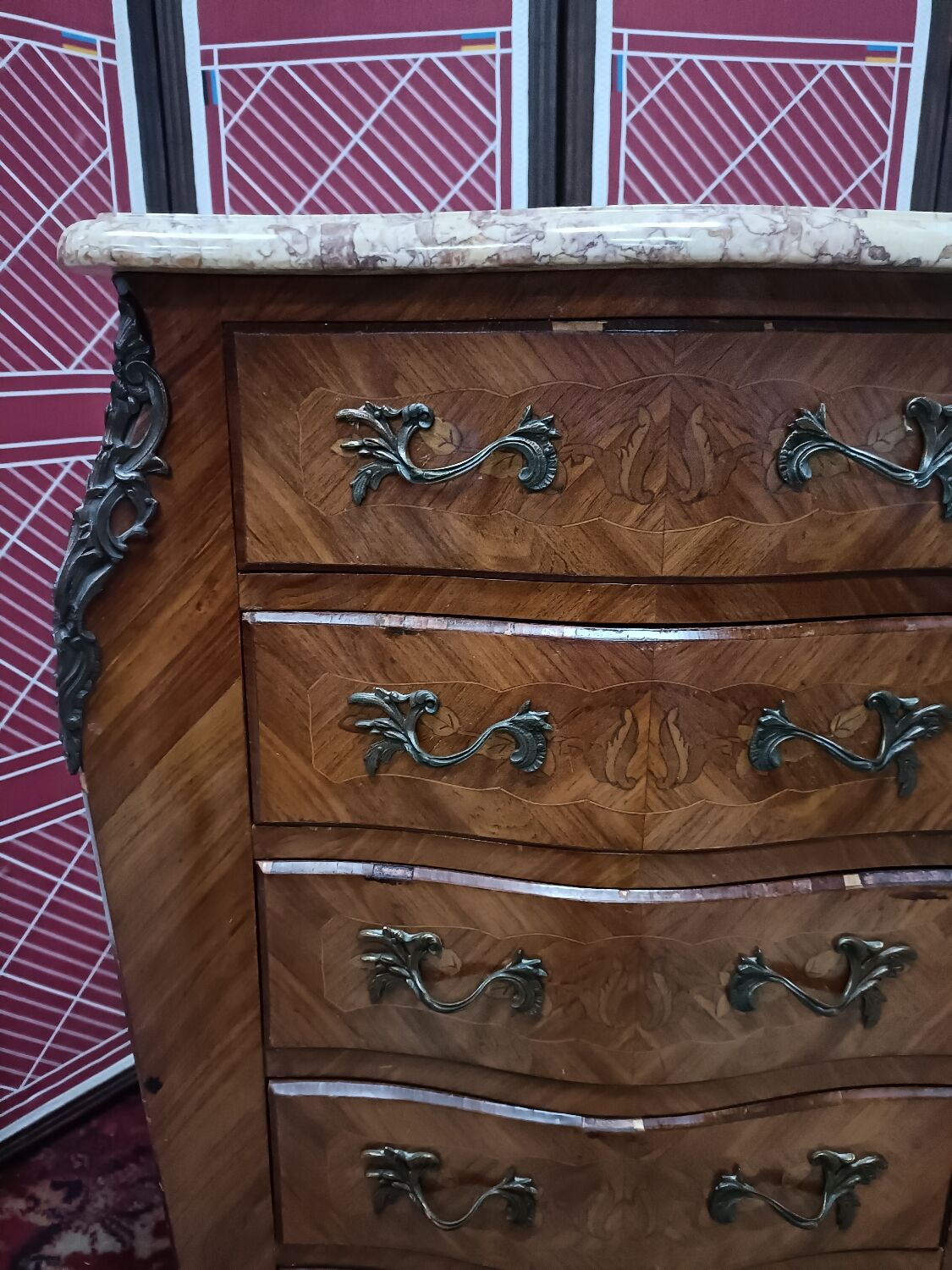 Chiffonier ou semainier style Louis XV, marqueté et marbre