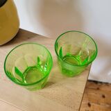 Deux verres à eau vert fluo