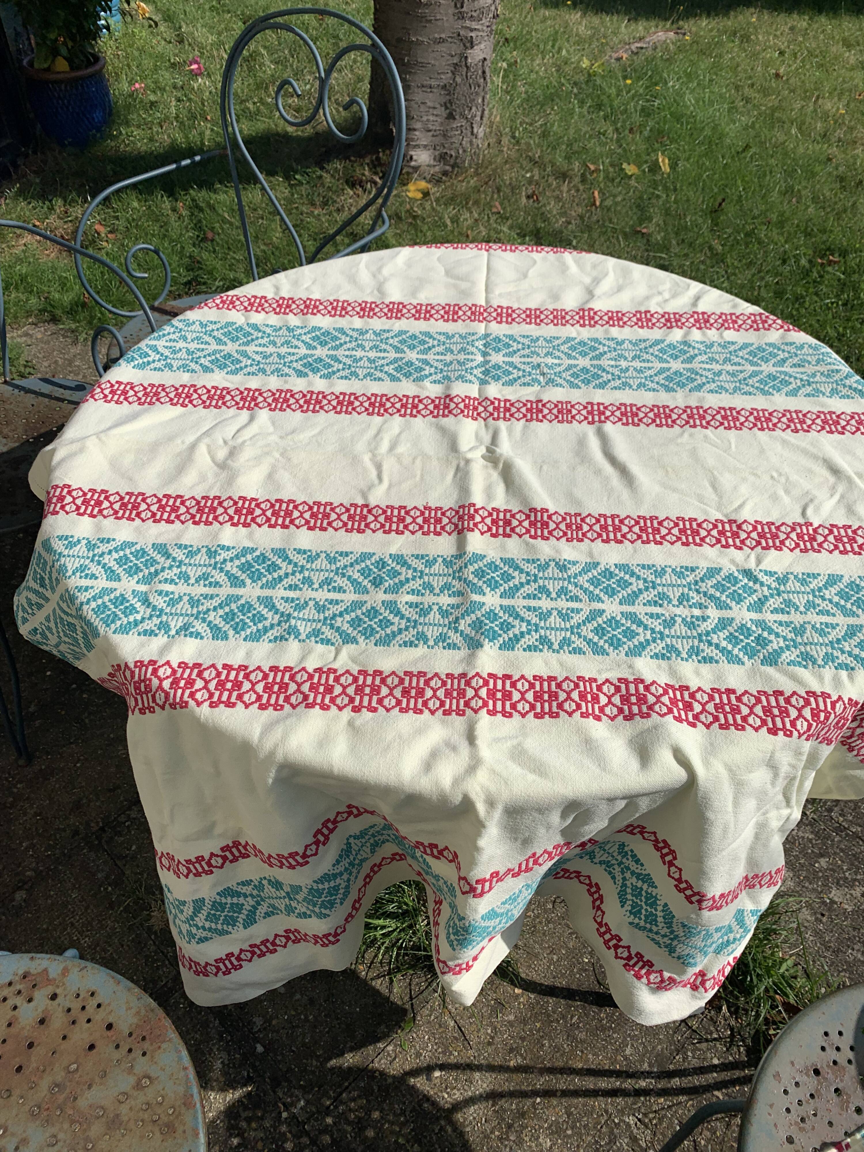 Nappe rectangulaire, linge de maison basque en coton jaune broderies rouges et bleues, vintage